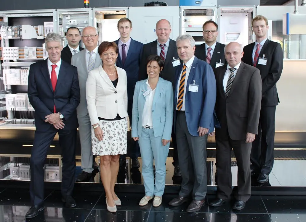 Das internationale Praktikantenprogramm EIEM von StudiumPlus erhielt prominenten Besuch: Die Hessische Landesministerin für Bundes- und Europaangelegenheiten Lucia Puttrich (1. Reihe, 2. v. l.) sprach beim Partnerunternehmen Rittal mit den beiden Studierenden Dawid Koczy (2. Reihe, 3. v. l.) und Pawel Banczyk (2. Reihe, r.). Herr Banczyk absolviert sein Praktikum beim Unternehmen von Marion Gottschalk (1. Reihe, m.), der Ille Papier-Service GmbH, Herr Koczy ist internationaler Praktikant bei Rittal. Dr. Thomas Steffen (1. Reihe, l.), Geschäftsführer F & E, Rittal, CCD-Vorstandsvorsitzender Norbert Müller (2. Reihe, 2. v. l.), ZDH-Direktor Prof. Gerd Manthei (2. Reihe, 3. v. r.), IHK- Hauptgeschäftsführer Andreas Tielmann (1. Reihe, 2. v. r.), der Personalleiter von Elkamet Biedenkopf Michael Honndorf (2. Reihe, 2. v. r.) sowie die beiden Rittal Fachbetreuer David Sadji (2. Reihe, l.) und Markus Hain (1. Reihe, r.) tauschten sich ebenfalls mit der Landesministerin aus.
